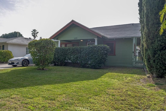 view of front facade featuring a front lawn