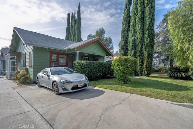 view of front of property featuring cooling unit and a front yard