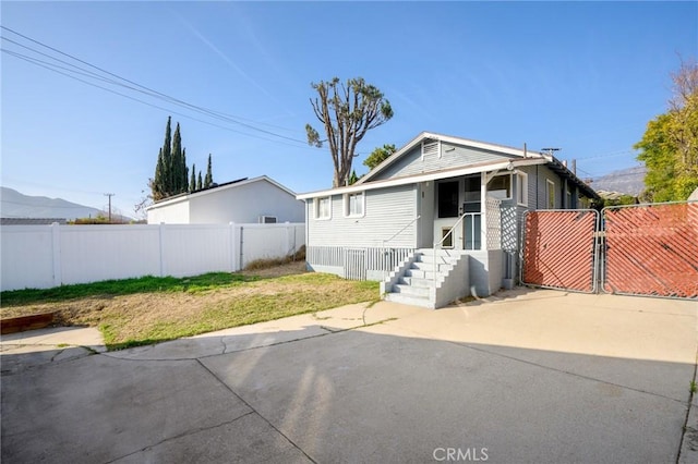 view of front of house featuring a front yard