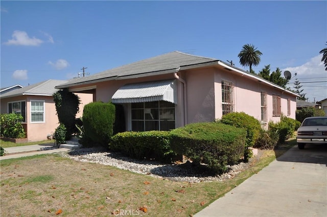 view of front of property featuring a front lawn