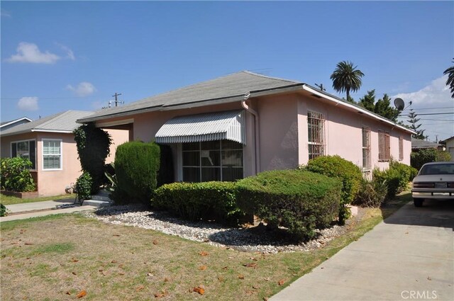 view of front of property with a front lawn