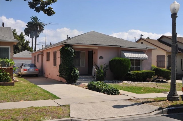 view of front of house featuring a front lawn