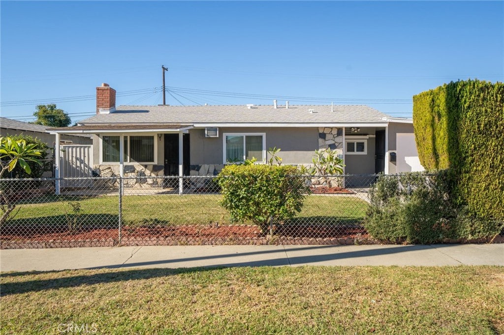 ranch-style home featuring a front lawn