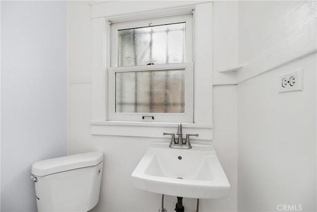 bathroom featuring toilet and sink