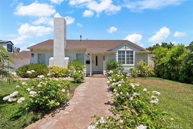 view of front of property featuring a front yard