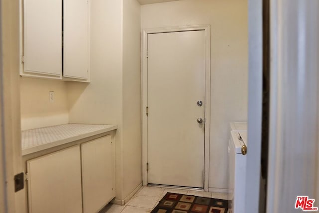 entryway featuring washer and clothes dryer