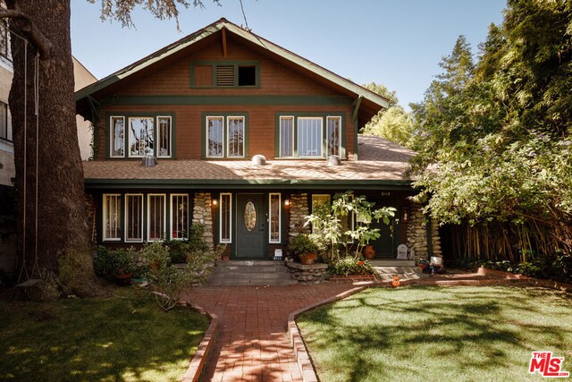 view of front facade with a front yard