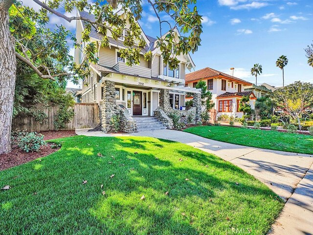 view of front of house featuring a front yard