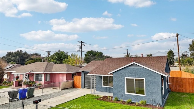 single story home with a front lawn