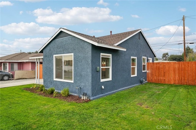 view of side of property featuring a lawn