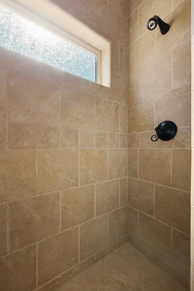 bathroom featuring tiled shower