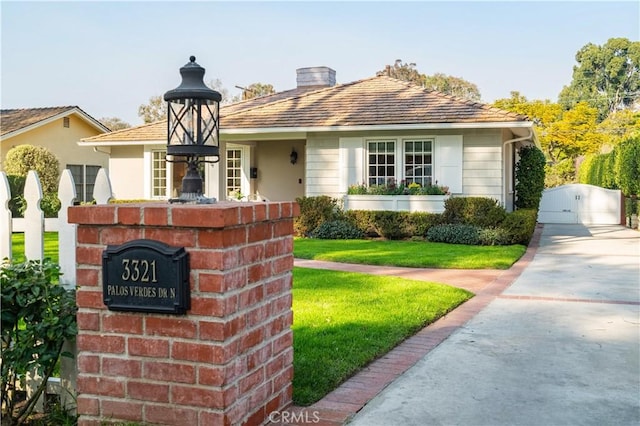 view of front facade with a front yard