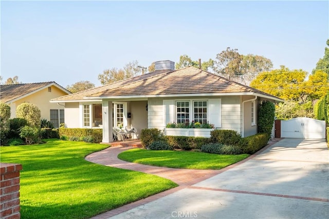 view of front of house featuring a front lawn