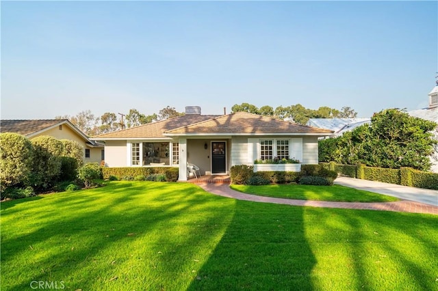 ranch-style house featuring a front lawn