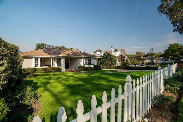 view of front of house featuring a front lawn