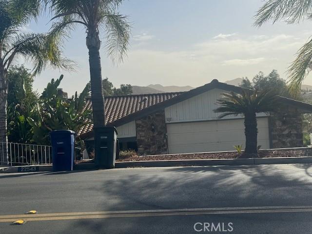 view of front of property with a garage and a mountain view