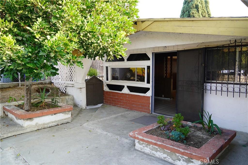 property entrance featuring a patio