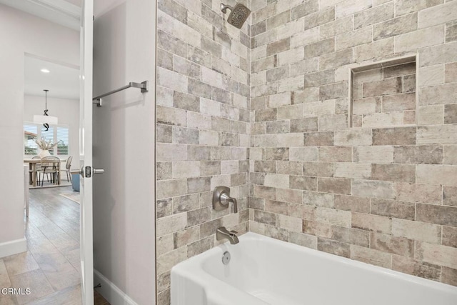 bathroom featuring tiled shower / bath