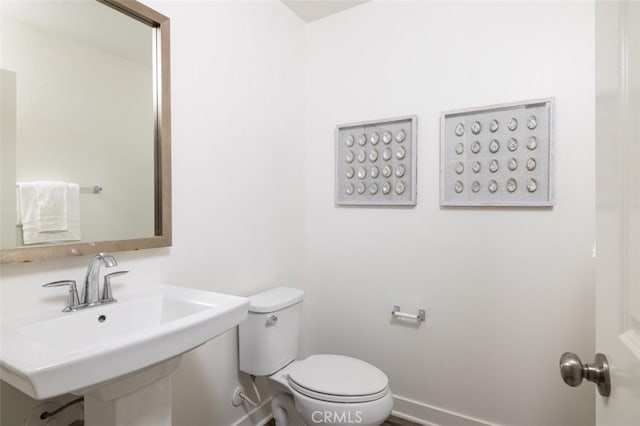 bathroom featuring toilet and sink