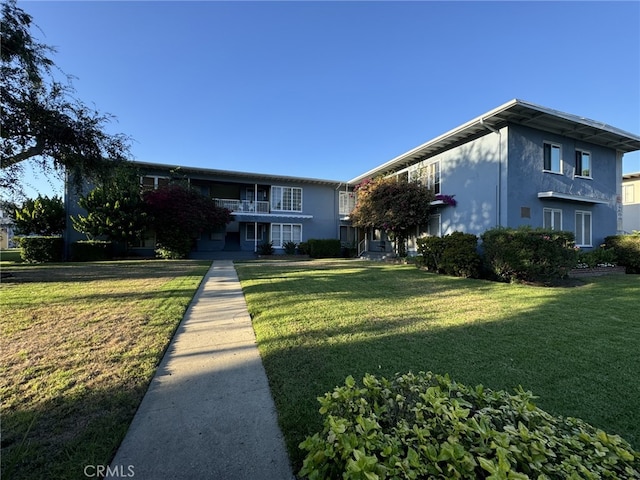 view of front facade with a front yard