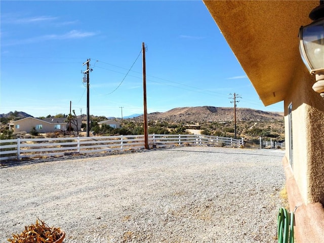 view of yard with a mountain view