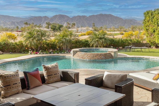 view of swimming pool featuring an in ground hot tub, a patio area, an outdoor hangout area, a mountain view, and pool water feature