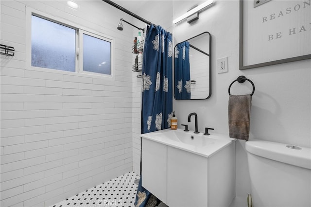 bathroom with toilet, vanity, and a shower with curtain