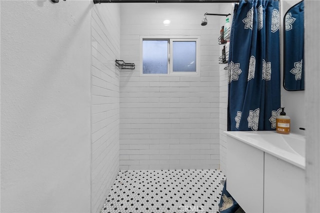 bathroom featuring a shower with shower curtain