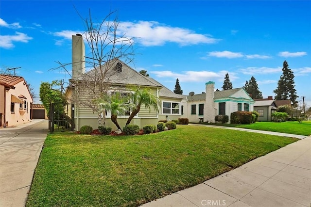 view of front of home featuring a front lawn