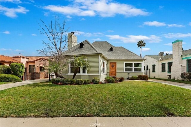 view of front of home featuring a front yard