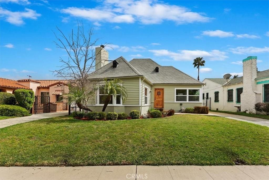 view of front of home with a front lawn