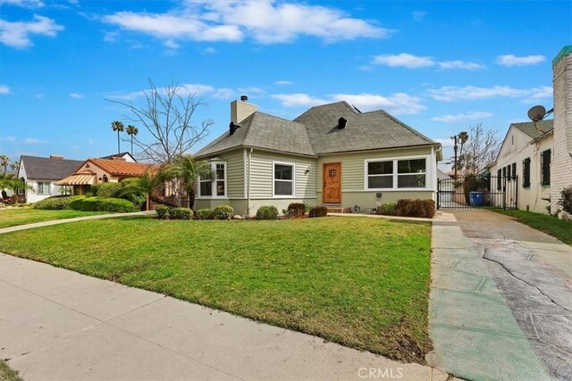 view of front of property featuring a front lawn