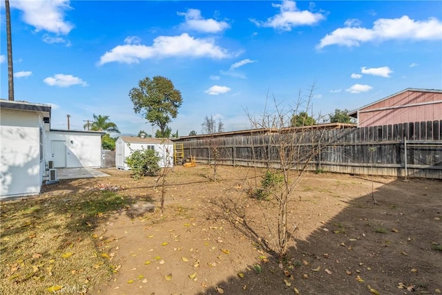 view of yard with a storage unit