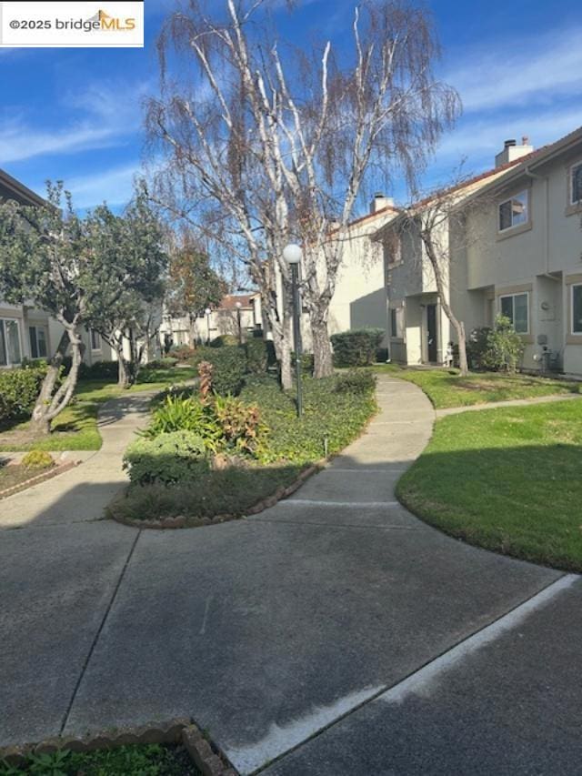 view of property's community featuring a yard