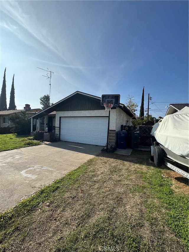 view of front of property with a front lawn