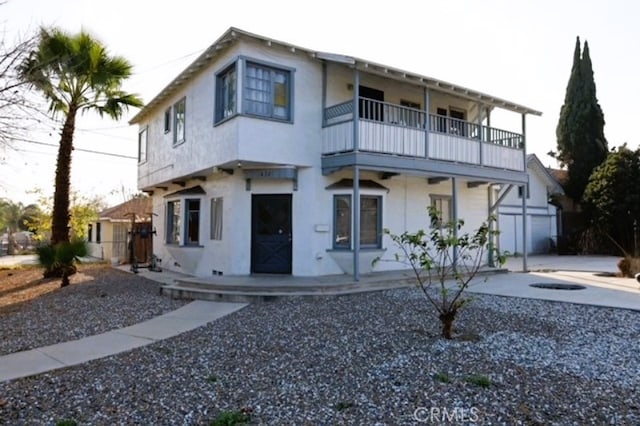 view of front of house featuring a balcony