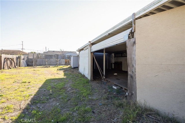 view of yard featuring a storage unit