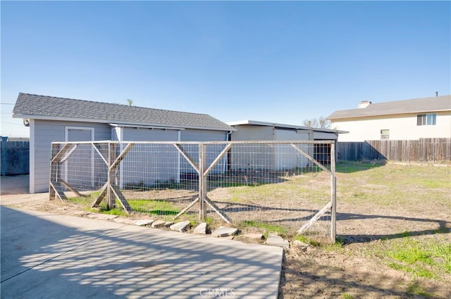 view of yard featuring an outdoor structure