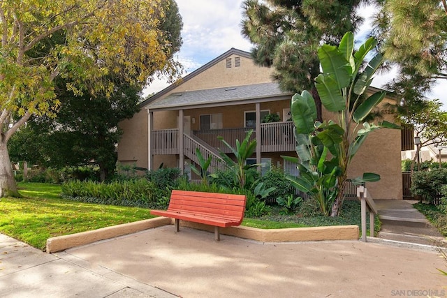 view of property's community featuring a lawn