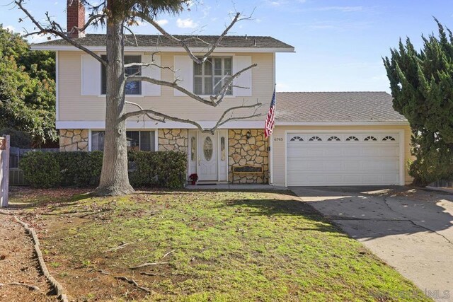 view of front of property featuring a front yard