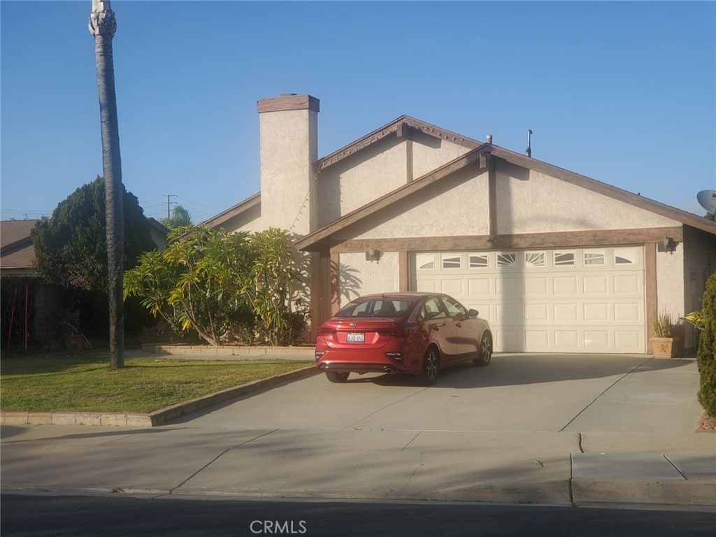 view of front of house featuring a garage and a front yard