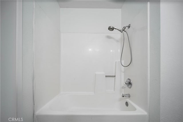 bathroom with bathtub / shower combination