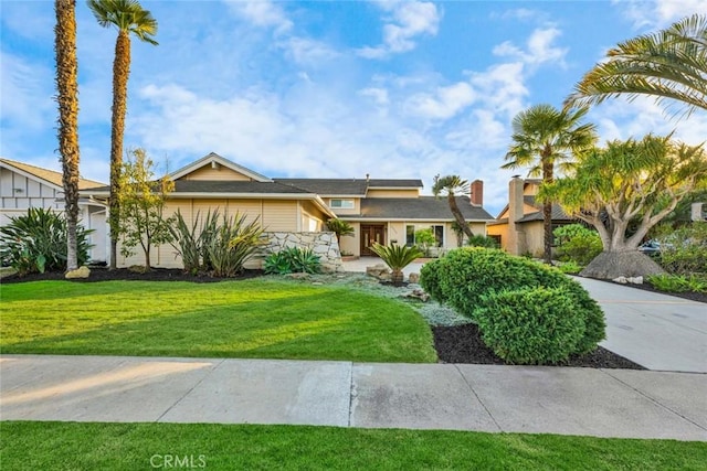 view of front facade with a front yard