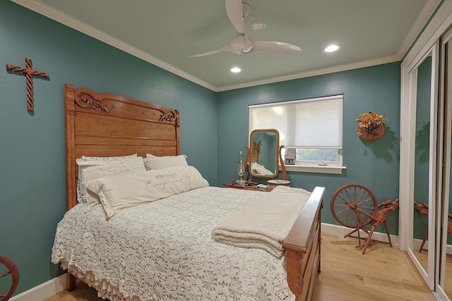 bedroom featuring ceiling fan, crown molding, and light hardwood / wood-style flooring