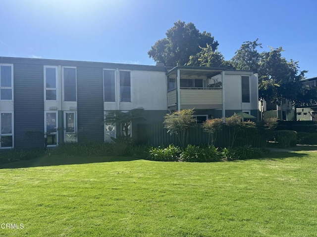 view of front facade with a front lawn