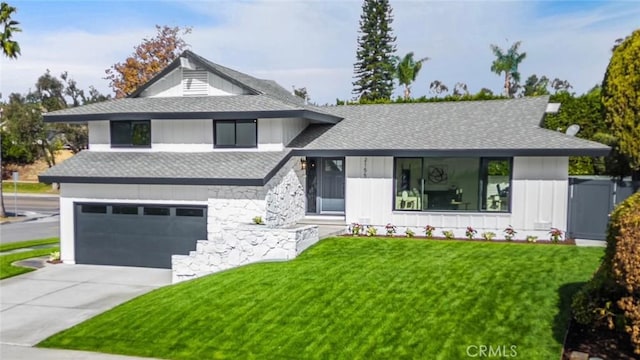 view of front of house with a front lawn and a garage