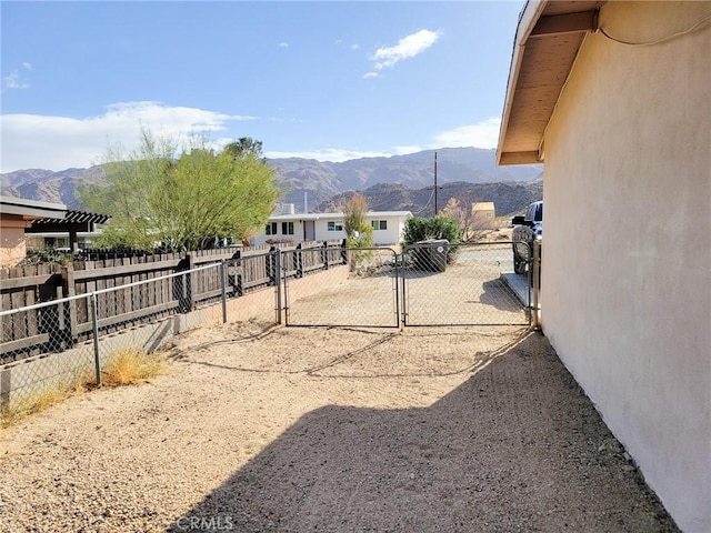 view of yard featuring a mountain view