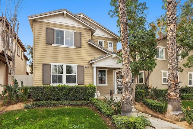 view of front of property featuring a front lawn