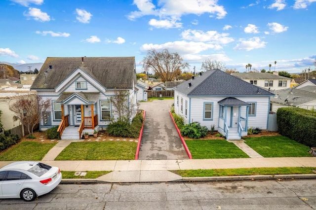 bungalow featuring a front lawn