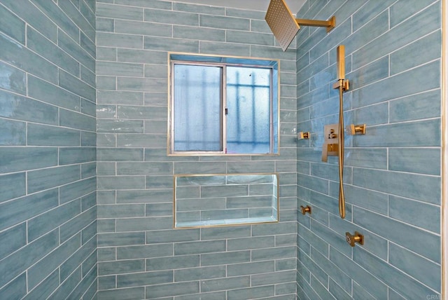 bathroom featuring tiled shower